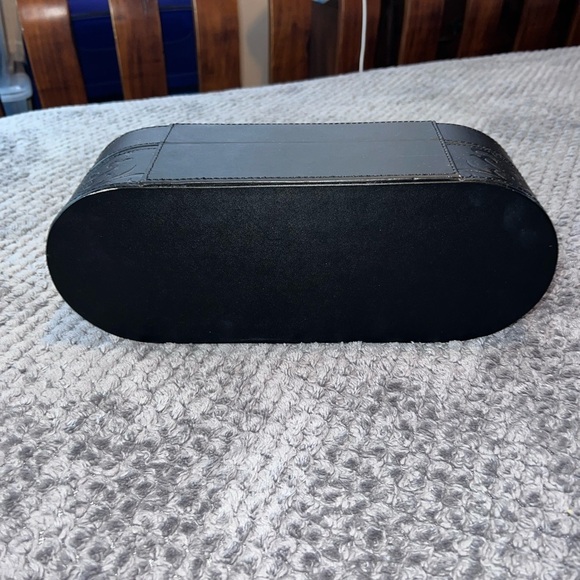 YOUNIQUE Presenters Black Makeup Case Box Latch Faux Leather 12” Oval Embossed - Picture 9 of 9